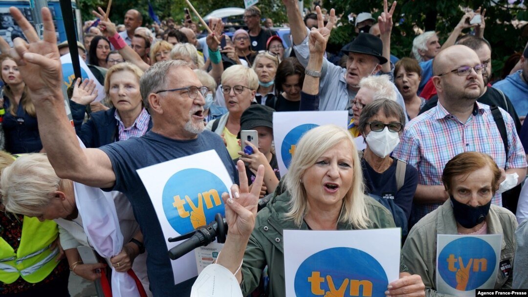 ARHIVA - Demonstracije u Poljskoj prošlog leta, u vezi sa kršenjem slobode medija ((Foto: AFP/Janek Skarzynski) ) 