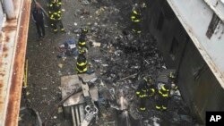 Restos del daño causado por el choque de un helicóptero contra un edificio en Manhattan, el lunes 10 de junio de 2019. Foto provista por el Departamento de Bomberos de Nueva York.