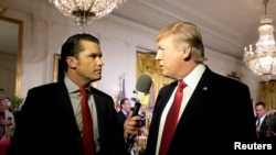 Američkog predsjednika Donalda Trumpa intervjuiše Pete Hegseth u Bijeloj kući u Washingtonu, 6. aprila 2017. (Foto:REUTERS/Kevin Lamarque)