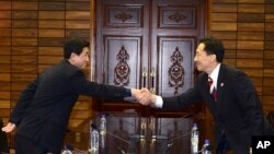 南北韓雙方代表在板門店會談期間握手