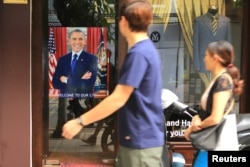 Áp phích chào đón Tổng thống Obama trên đường phố Hà Nội.