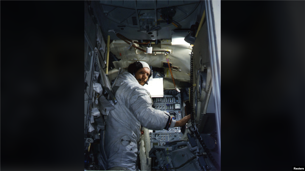 Может сложиться впечатление, что этот снимок сделан уже во время полета, однако на фото Армстронг изображен во время симуляции работы в лунном модуле в июне 1969.&nbsp; &nbsp; Лунный модуль был фактически первым аппаратам, предназначенным только для полетов в космос: его конструкция была просто не предназначена для пилотирования в условиях земной атмосферы. Командный модуль, в котором Майкл Коллинз дожидался своих коллег на орбите Луны, в отличие от аппаратов &laquo;Джемини&raquo; был куда просторнее и комфортнее. &nbsp; Однако &laquo;комфорт&raquo; во время полетов в космос &ndash; понятие относительное. Помимо колоссальных перегрузок многие из астронавтов сталкиваются с т.н. космической болезнью, по своим симптомам напоминающую морскую болезнь. Однако никто из астронавтов &laquo;Аполлона&raquo; во время полета с ней не столкнулся. Армстронг был особенно этому рад: в детстве его часто укачивало, а во время тренировочных испытаний он часто страдал от тошноты