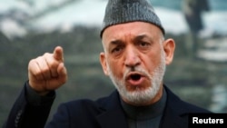 아프가니스탄의 하미드 카르자이 대통령이 4일 열린 기자회견에서 탈레반에 자국이 아닌 적과 대항해 싸우기를 요구하고 있다. 
