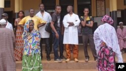 Warga Guinea menunggu kabar anggota keluarga mereka di rumah sakit di di Conakry pasca insiden maut, Rabu (30/7). 