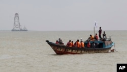 Petugas SAR Bangladesh berusaha mencari para penumpang kapal tenggelam yang masih hilang (foto: dok).