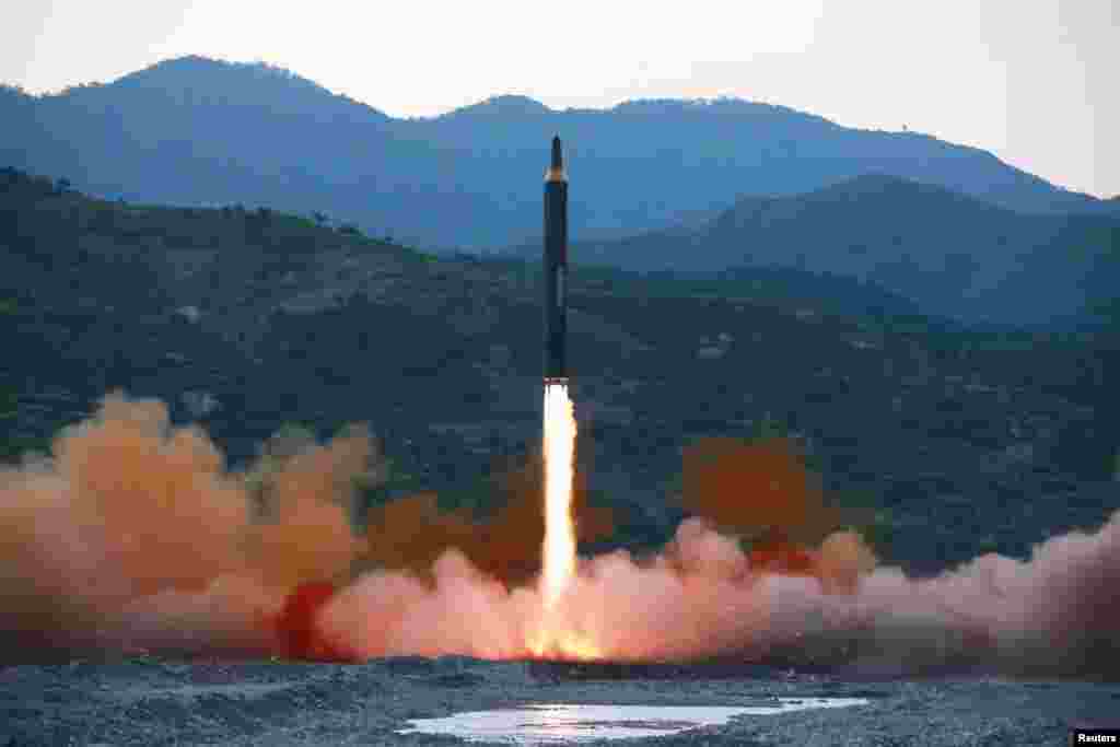 북한이 지난 14일 새로 개발한 지대지 중장거리 전략 탄도미사일 &#39;화성-12&#39;형의 시험발사를 진행했다고 조선중앙통신이 15일 전했다. 발사된 미사일이 하늘로 솟구치고 있다.