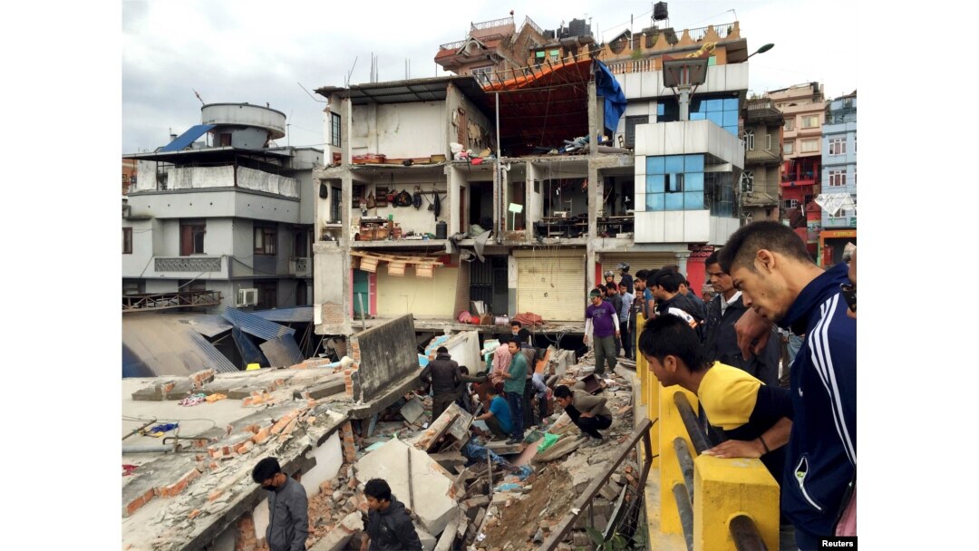 Cư dân xem xét thiệt hại sau trận động đất ở Kathmandu, Nepal, ngày 25/4/2015.