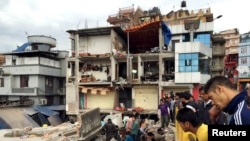 네팔의 카트만두에서 주민들이 25일 지진 피해 상황을 보고 있다.(2015년 4월 25일)
