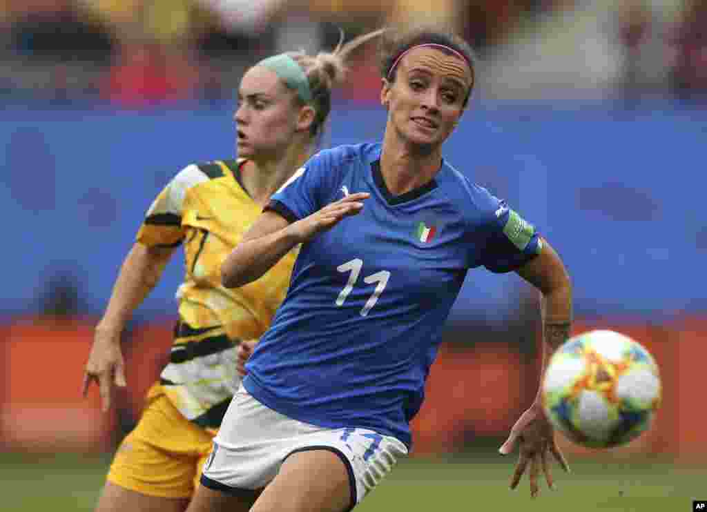 جام جهانی فوتبال زنان - &laquo;باربارا بونانسیا&raquo; بازیکن ایتالیا از رقیب استرالیایی عبور می کند. او زننده هر دو گل تیمش در بازی امروز بود. بازی در گروه سی با نتیجه دو بر یک به سود ایتالیا تمام شد.&nbsp;