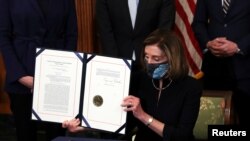 La presidenta de la Cámara de Representantes de EE. UU., Nancy Pelosi, tras firmar la legislación que establece la apertura de un segundo juicio político al presidente Donald Trump, el 13 de enero de 2021.