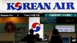 Loket tiket Korean Air di bandar udara Gimpo di Seoul, Korea Selatan (9/3). (AP/Lee Jin-man)