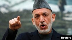 Presiden Afghanistan Hamid Karzai memberikan pernyataan pada konferensi pers di Kabul hari Sabtu (4/5). 