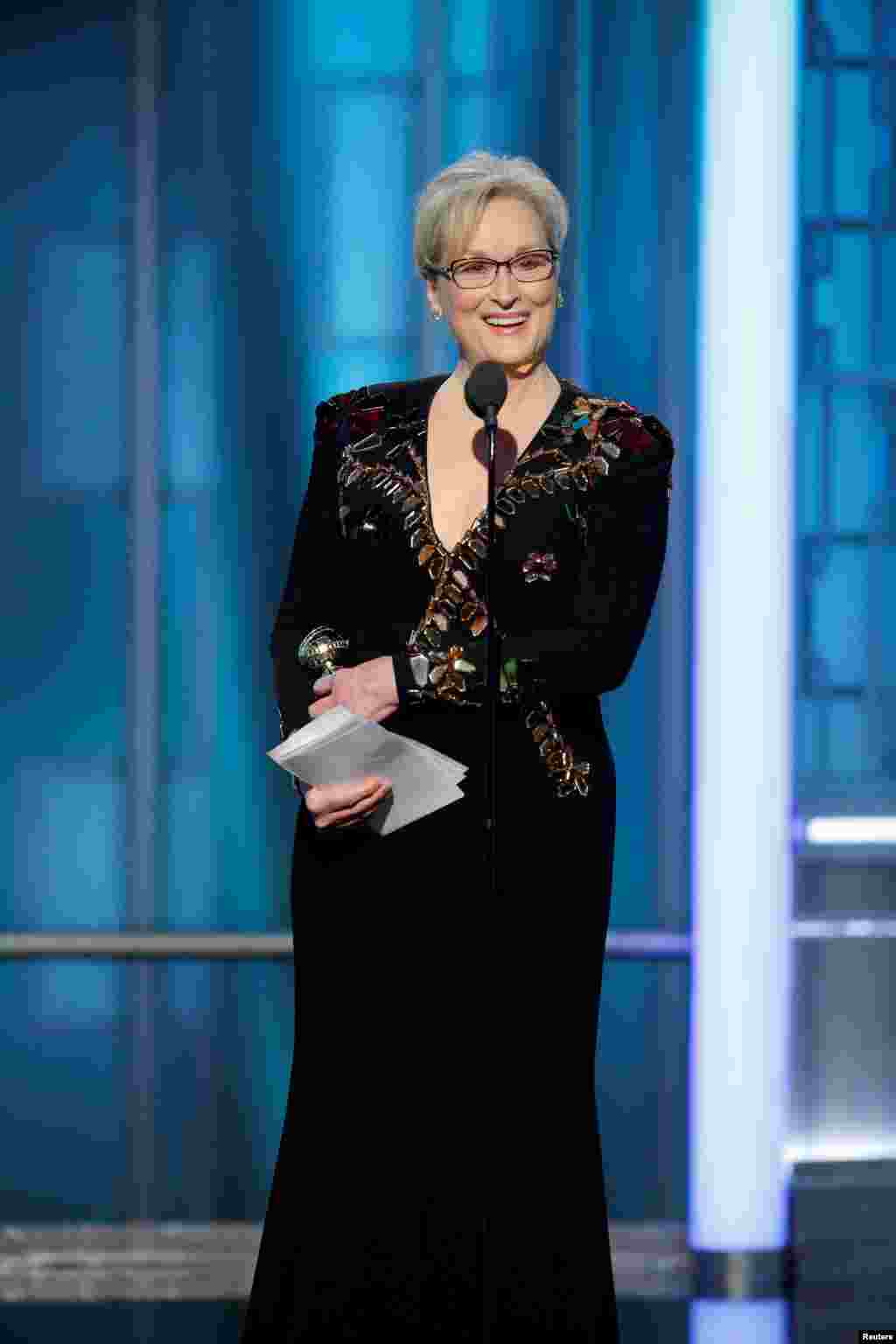 Aktris veteran Meryl Streep menerima penghargaan Cecil B. DeMille di acara Golden Globe Awards ke-74 di Beverly Hilton Hotel (8/1) di Beverly Hills, California.