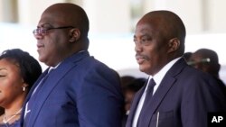 Le président congolais Felix Tshisekedi et le président sortant Jospeh Kabila lors de la cérémonie d'inauguration à Kinshasa, le 24 janvier 2019.