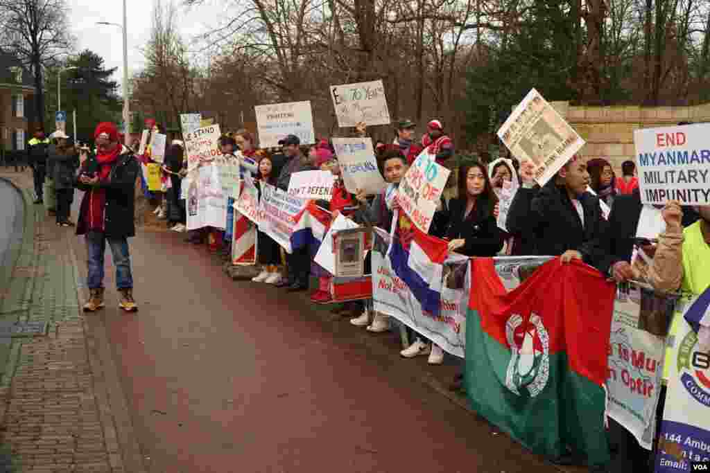 Supporters of Rohingya group