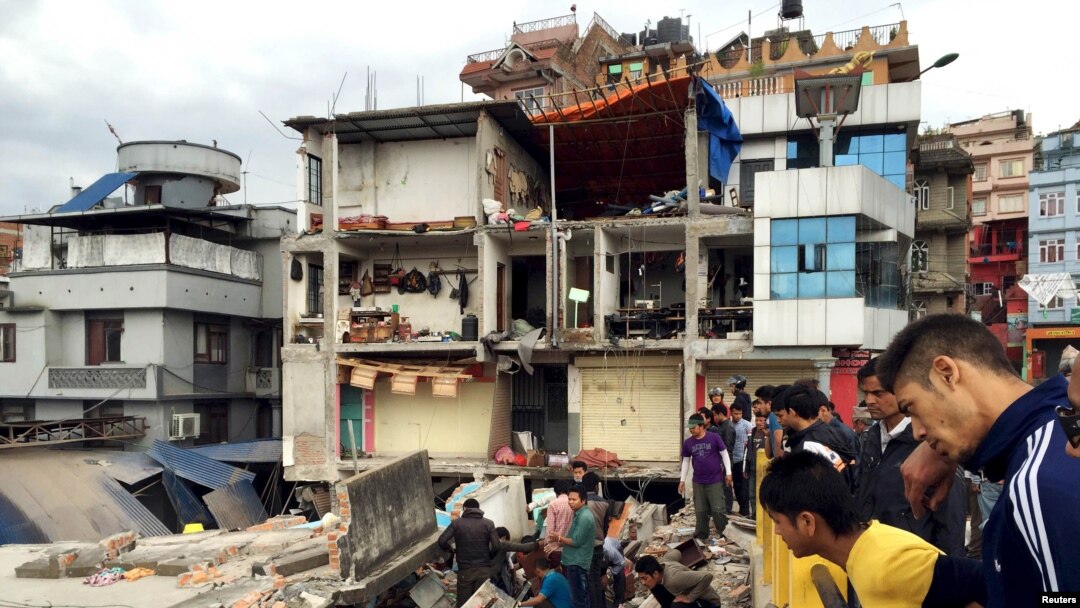 Warga melihat-lihat lokasi bangunan yang hancur akibat gempa di Kathmandu, Nepal (25/4). (Reuters/Navesh Chitrakar)