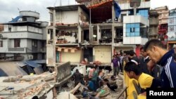 བལ་ཡུལ་དུ་ས་ཡོམ་འགུལ་ཚད་༧་༨ བརྒྱབ་ནས་མི་བརྒྱ་ཕྲག་མང་པོར་སྲོག་སྐྱོན་བྱུང་བ།