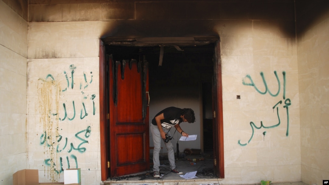 Suasana di Konsulat Amerika di Benghazi, Libya, sesaat setelah serangan 11 September yang menewaskan empat warga AS, termasuk Dubes Chris Stevens (Foto: dok). Para pejabat intelijen AS membeberkan kronologi peristiwa serangan ini, Kamis (1/11).