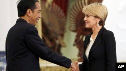 지난달 26일 인도네시아를 방문한 줄리 비숍 호주 외무장관(오른쪽)이 조코 위도도 인도네시아 대통령과의 회담에서 악수하고 있다.