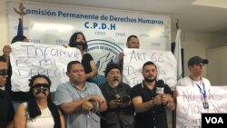 Los periodistas Hans Lawrence y David Quintana, junto a varios colegas, en una rueda de prensa para pedir la protección de la CIDH. [Foto Daliana Ocaña, VOA].