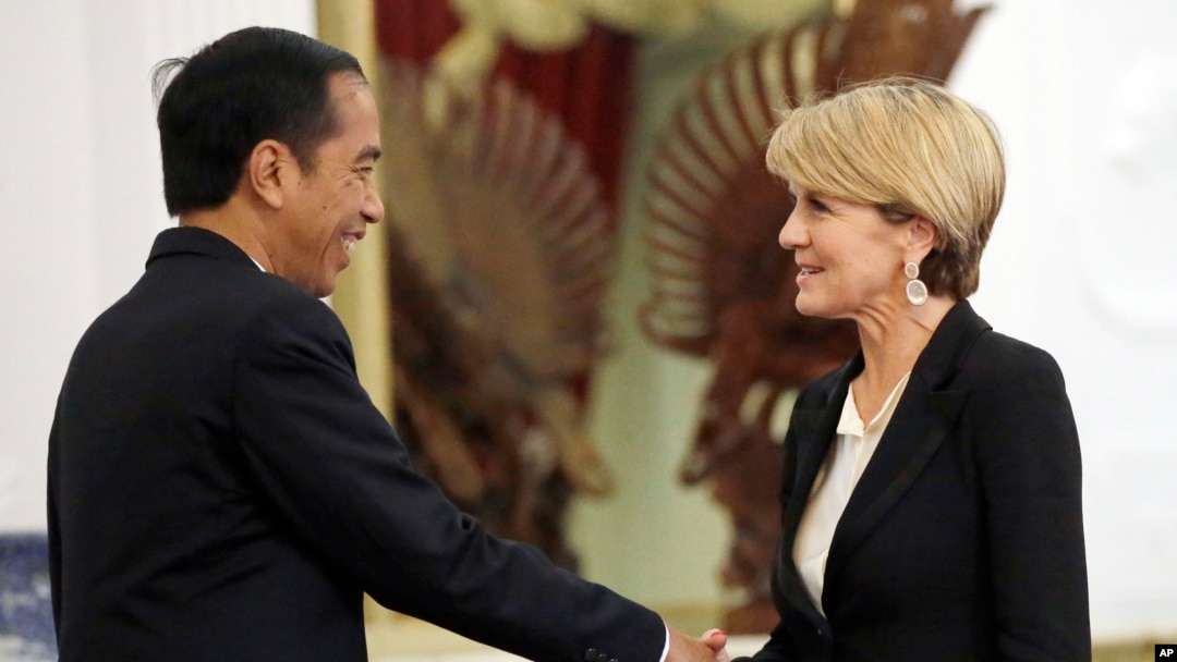 Tổng thống Indonesia Joko Widodo bắt tay với Bộ trưởng Bộ Ngoại giao Úc Julie Bishop trong một cuộc hội đàm tại Cung điện Merdeka, Jakarta, Indonesia, ngày 28 tháng 10 năm 2016. 