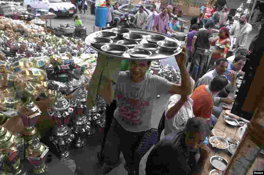 Qohirada ko&#39;ngillilar muhtojlar uchun iftorlik taomi tarqatmoqda. 22-iyul, 2012-yil.