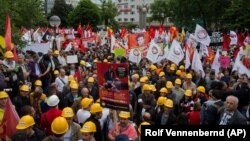 Recep Tayyip Erdoğan'ın Başbakan olarak geçen Mayıs'ta ziyaret ettiği Köln'de protesto gösterisi düzenleyen Türkiye Alevileri