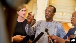 Balozi wa Marekani katika Umoja wa Mataifa, Samantha Power akimsikiliza Rais wa Chad, Idriss Debt akijibu maswali ya waandishi wa habari.