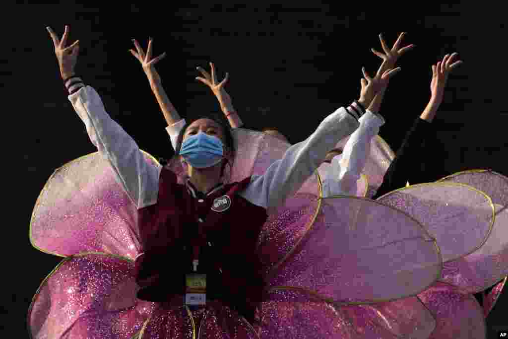 Çin -&nbsp;Koronavirusdən qorunmaq üçün maskalar taxan ifaçılar məşq edir