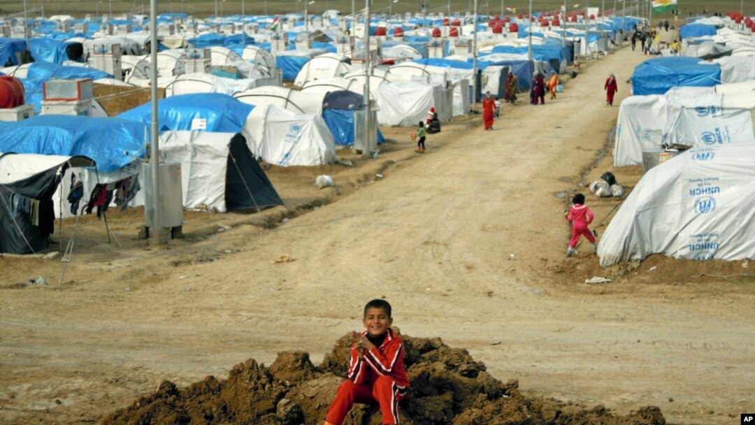 Seorang warga Kurdi Suriah bermain-main di sebuah kubangan di kamp pengungsi Dumiz di utara Irak (Foto: dok). Sekitar enam ribu warga Kurdi Suriah baru-baru ini dilaporkan menyeberangi jembatan Sungai Tigris menuju wilayah Kurdista, Irak untuk mengungsi.