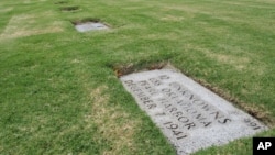 Una tumba contiene 12 restos humanos no identificados del barco de guerra estadounidense USS Oklahoma en el Cementerio Nacional del Pacífico, en Honolulu.