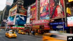 Papan-papan iklan yang mempromosikan berbagai pertunjukan di teater Broadway di Times Square, Manhattan, New York (foto: dok). 