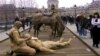 Les Parisiens passent devant une exposition sur le Pont des Arts présentée par le sculpteur Ousmane Sow, le 18 mars 1999.