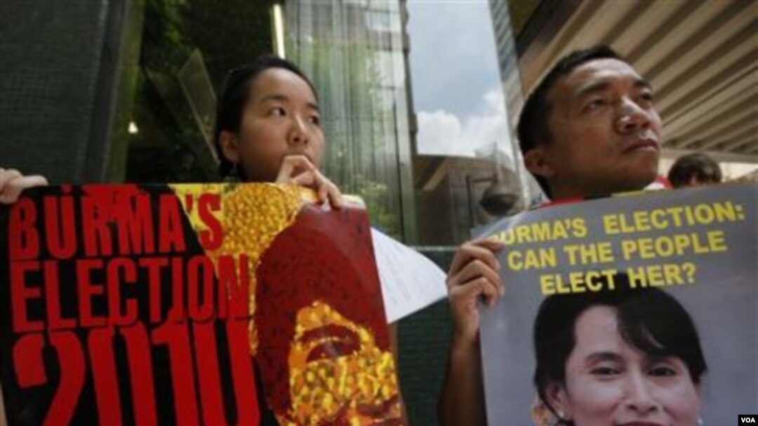 Para pendukung Aung San Suu Kyi di Hongkong melakukan protes terhadap rencana pelaksanaan pemilu Birma.