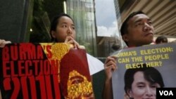 Pendukung Aung San Suu Kyi di Hong Kong menuntut pembebasan tokoh oposisi Birma itu (foto: 27 September 2010).