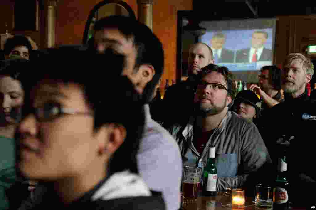 Customers at the Havana Social Club in Seattle gathered to watch the second presidential debate, October 16, 2012.