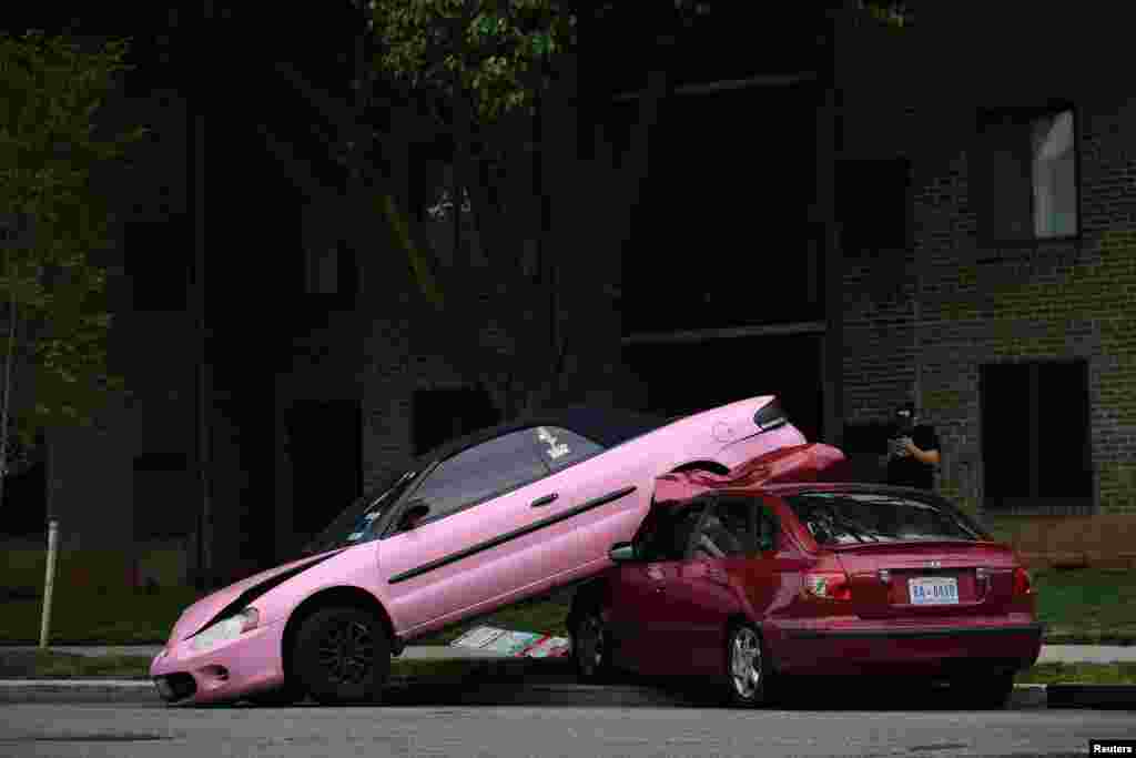 Sebuah insiden tumbukan mobil saat parkir tampak di kawasan Mount Vernon di negara bagian Washington, AS, 9 Mei 2019.