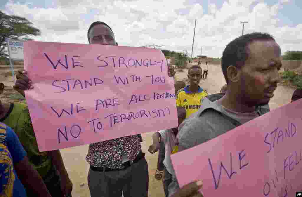 Kenyan Muslims demonstrate against Thursday's attack and in solidarity with non-Muslims who were targeted, on a street in Garissa, Kenya, April 3, 2015.