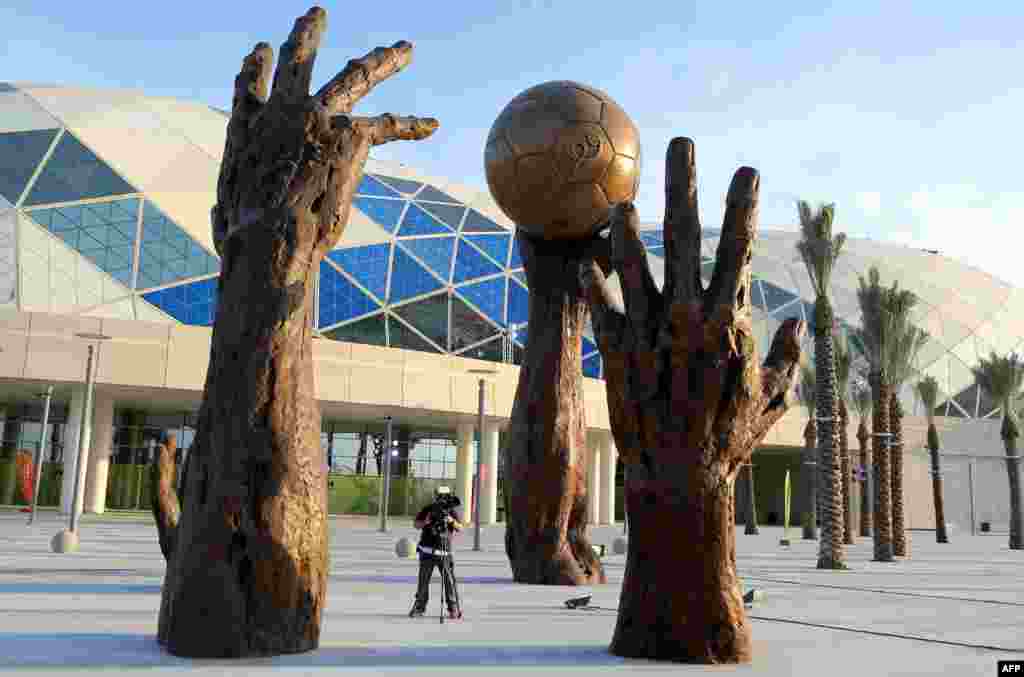 Patung karya seniman Irak, Ahmad Al-Bahrani terlihat di dekat tempat acara kejuaraan bola tangan sedunia di Doha, Qatar.
