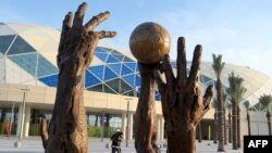 Sculptures de l'artiste irakien Ahmad Al - Bahrani sont vus en dehors de la salle polyvalente de Lusail , à l'occasion des Championnats du Monde de Handball 2015 hommes le 14 Janvier , 2015, la veille de l'ouverture de la compétition à Doha . AFP PHOTO / Al-Watan DOHA / K