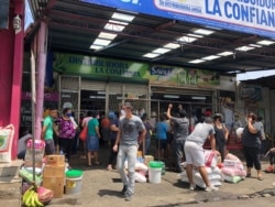 Otra vista de un mercado de Managua abarrotado de compradores que se preparan para un posible confinamiento debido a la pandemia de coronavirus.