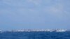 En esta foto proporcionada el domingo 21 de marzo de 2021 por la Guardia Costera de Filipinas, se ven algunos de los 220 barcos chinos amarrados en el arrecife de Pentecostés, Mar de China Meridional, el 7 de marzo de 2021.