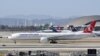 FILE - Pesawat Boeing 777 milik maskapai penerbangan Turkish Airlines di bandara internasional Los Angeles. 