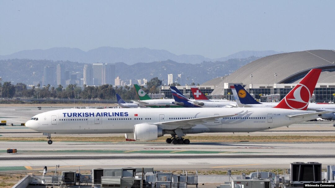 FILE - Pesawat Boeing 777 milik maskapai penerbangan Turkish Airlines di bandara internasional Los Angeles.