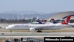 FILE - Pesawat Boeing 777 milik maskapai penerbangan Turkish Airlines di bandara internasional Los Angeles. 