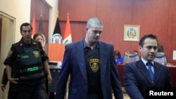 ARCHIVO: El ciudadano holandés Joran Van der Sloot entra en una sala judicial en Lima el 6 de enero de 2012.
