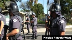 Des policiers sécurisent le métro de Sao Paulo au Brésil