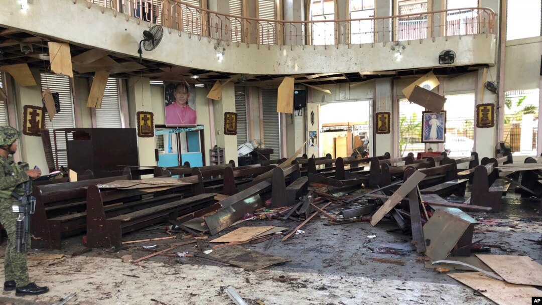 Foto yang dirilis oleh Angkatan Bersenjata WESMINCOM Filipina, seorang tentara memperhatikan ruang dalam gereja Katedral Katolik di Jolo, ibu kota Provinsi Sulu di selatan Filipina setelah dua bom meledak pada Minggu, 27 Januari 2019.