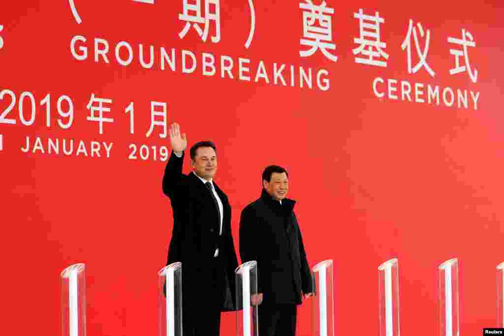 上海市长应勇和特斯拉创始人兼首席执行官马斯克在上海出席特斯拉电动车工厂奠基典礼上，特斯拉在上海投资50亿美元建造的超级工厂破土动工（2019年1月7日）。这是特斯拉在中国的第一座电动车工厂，也是特斯拉在美国以外的第一座生产厂。分析人士称，此举帮助特斯拉解决高关税问题，并利用中国支持电动汽车行业发展的政策优势。预计工厂年生产规模为50万辆纯电动车，包括Model 3等系列车型。有分析预测，特斯拉可以通过新工厂赚到数十亿美元。