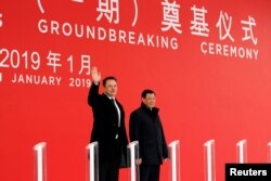 CEO Tesla Elon Musk dan Walikota Shanghai Ying Yong menghadiri upacara peletakan batu pertama Tesla Shanghai di Shanghai, Cina 7 Januari 2019.